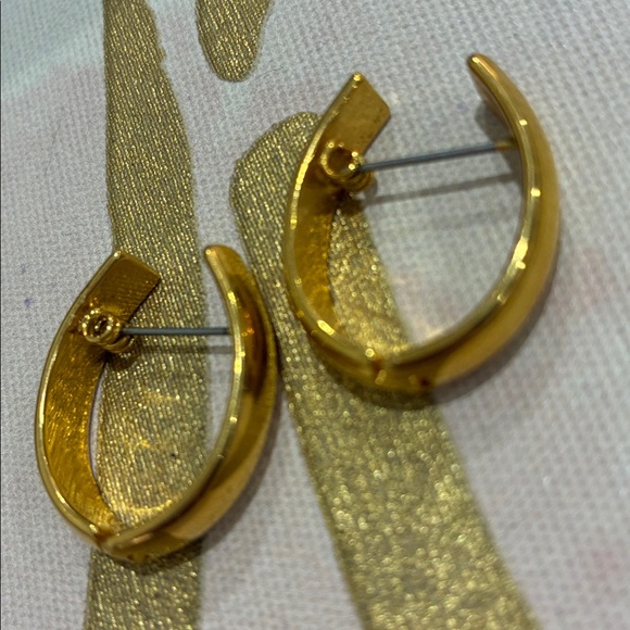 Rich Gold Tone Medium Size Lobe Hoop Lock Pierced Earrings - Picture 3 of 9